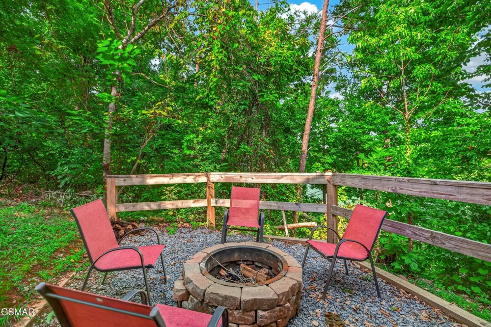 1537 Kinder Lane Dandridge, TN 37725