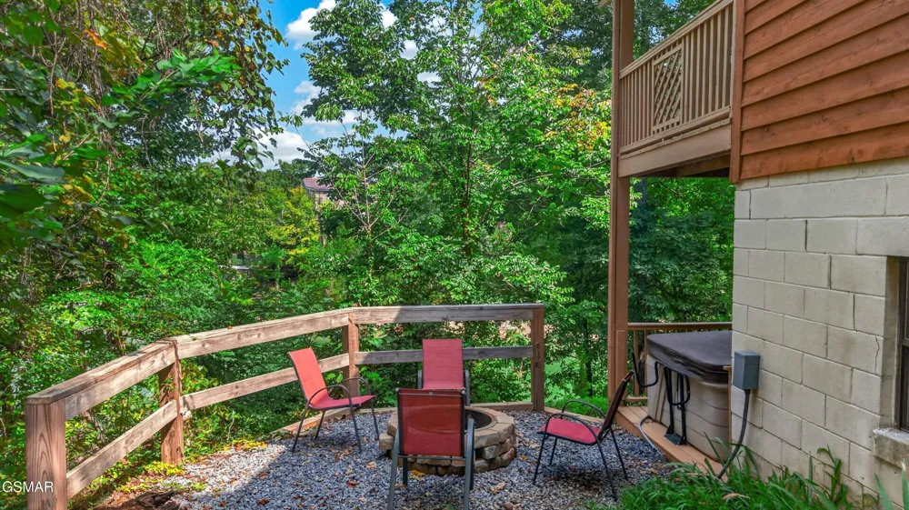1537 Kinder Lane Dandridge, TN 37725