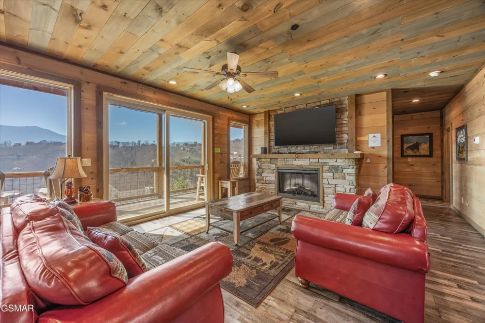 986 Chestnut Drive Gatlinburg, TN 37738