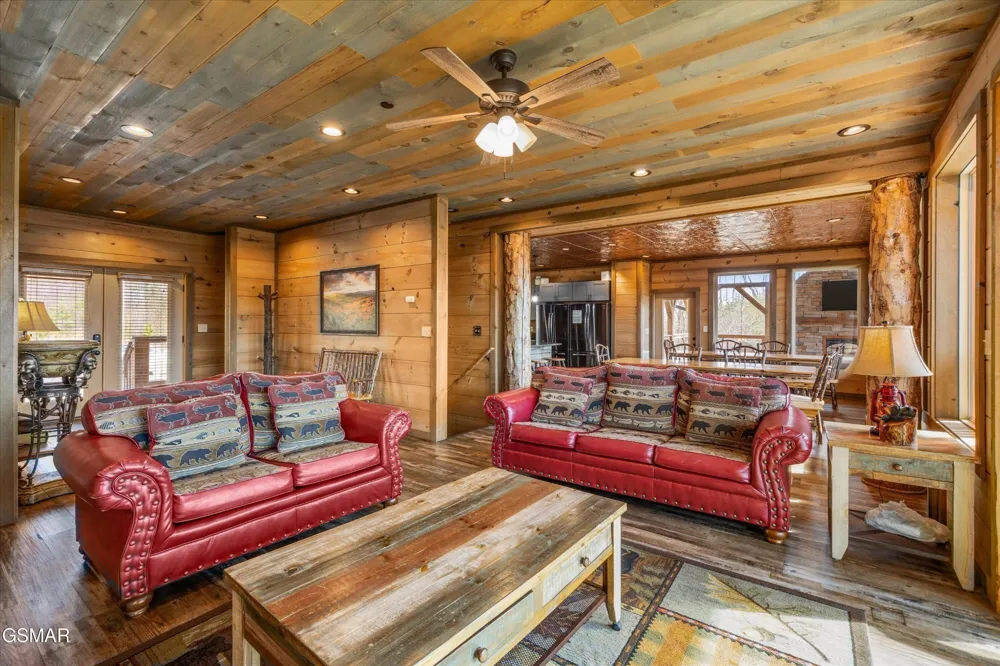 986 Chestnut Drive Gatlinburg, TN 37738