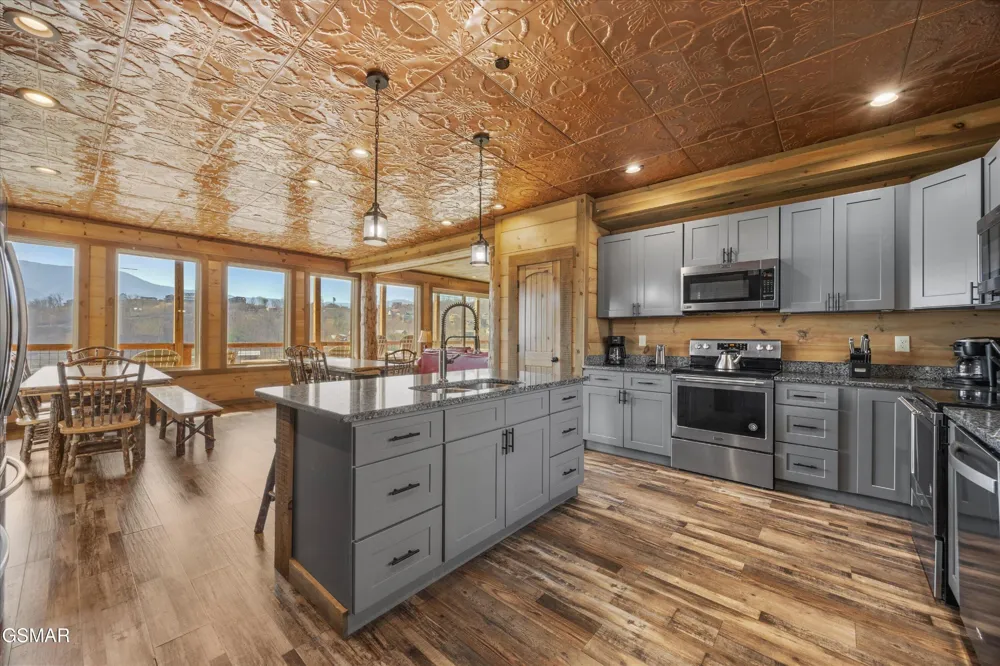 986 Chestnut Drive Gatlinburg, TN 37738