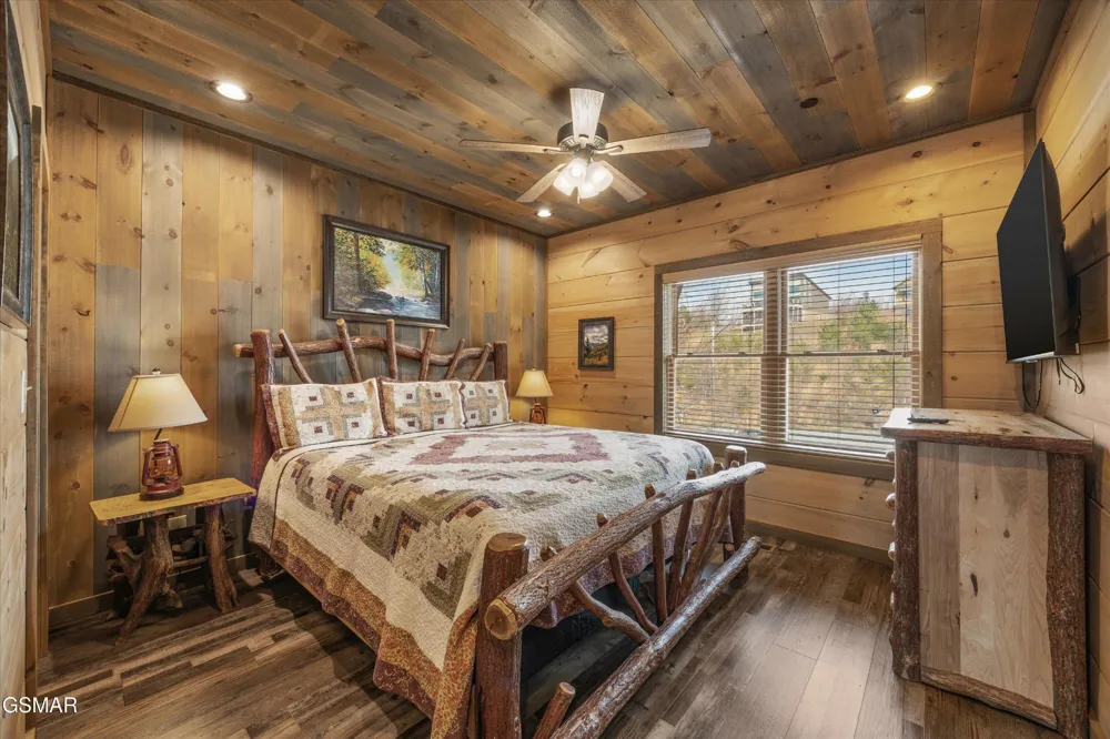 986 Chestnut Drive Gatlinburg, TN 37738