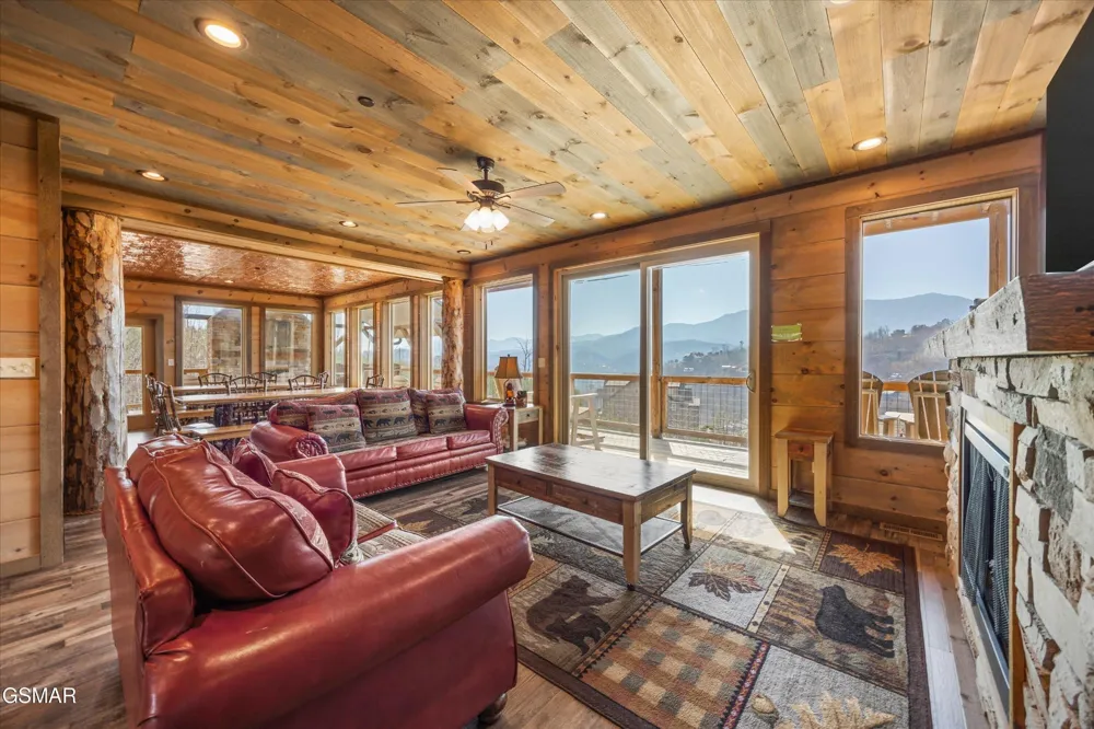 986 Chestnut Drive Gatlinburg, TN 37738