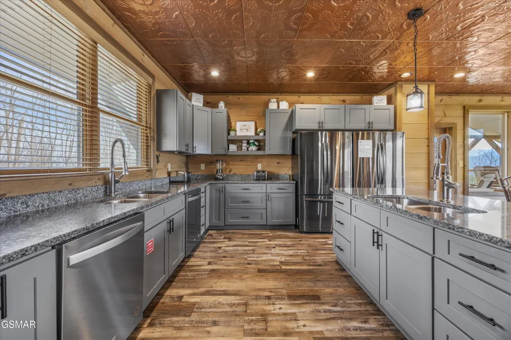986 Chestnut Drive Gatlinburg, TN 37738