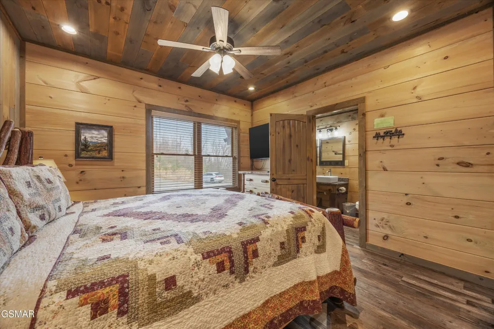 986 Chestnut Drive Gatlinburg, TN 37738
