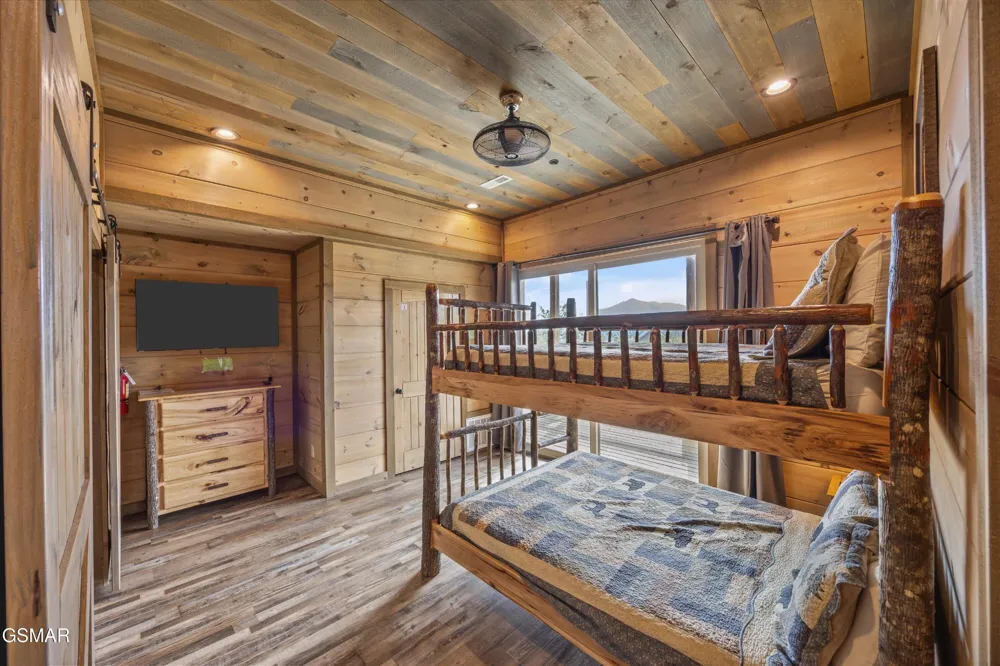 986 Chestnut Drive Gatlinburg, TN 37738