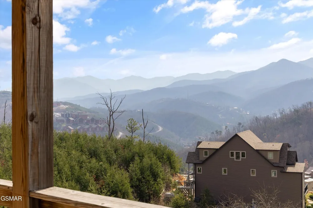 986 Chestnut Drive Gatlinburg, TN 37738