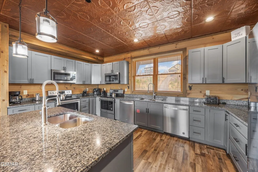 986 Chestnut Drive Gatlinburg, TN 37738