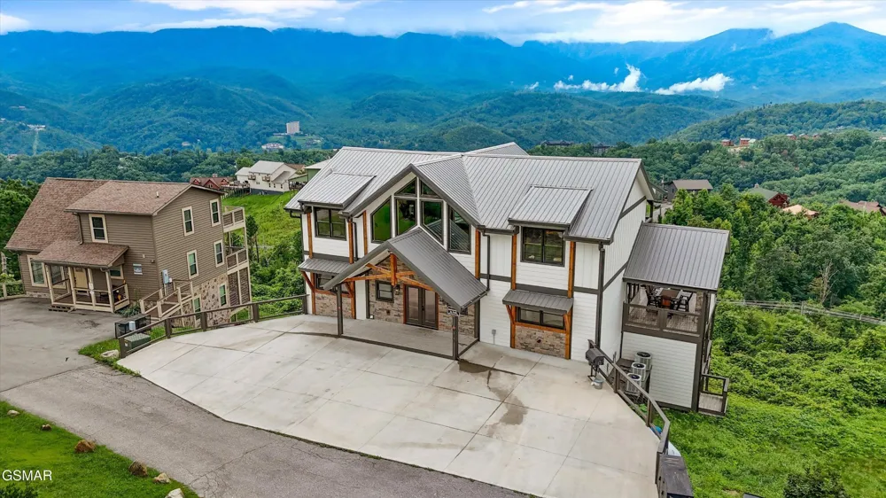 912 Piney Butt Way Gatlinburg, TN 37738