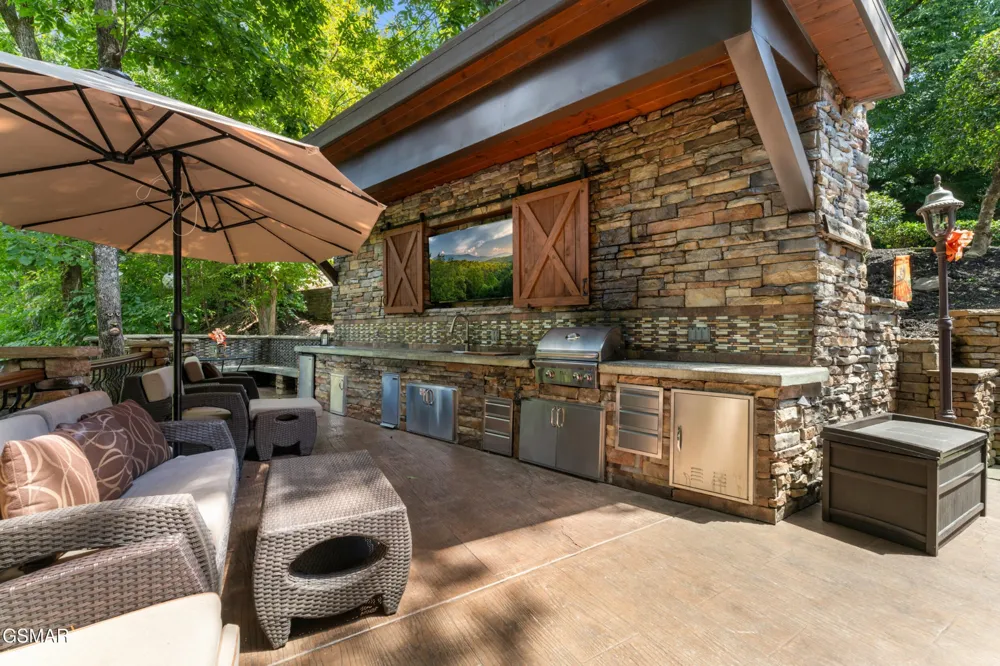726 Plantation Drive Pigeon Forge, TN 37863