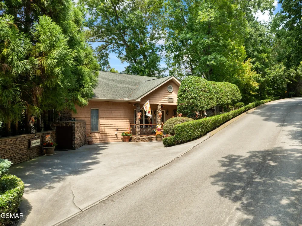 726 Plantation Drive Pigeon Forge, TN 37863