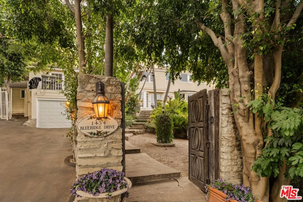 1454 Blueridge Drive Los Angeles, CA 90210