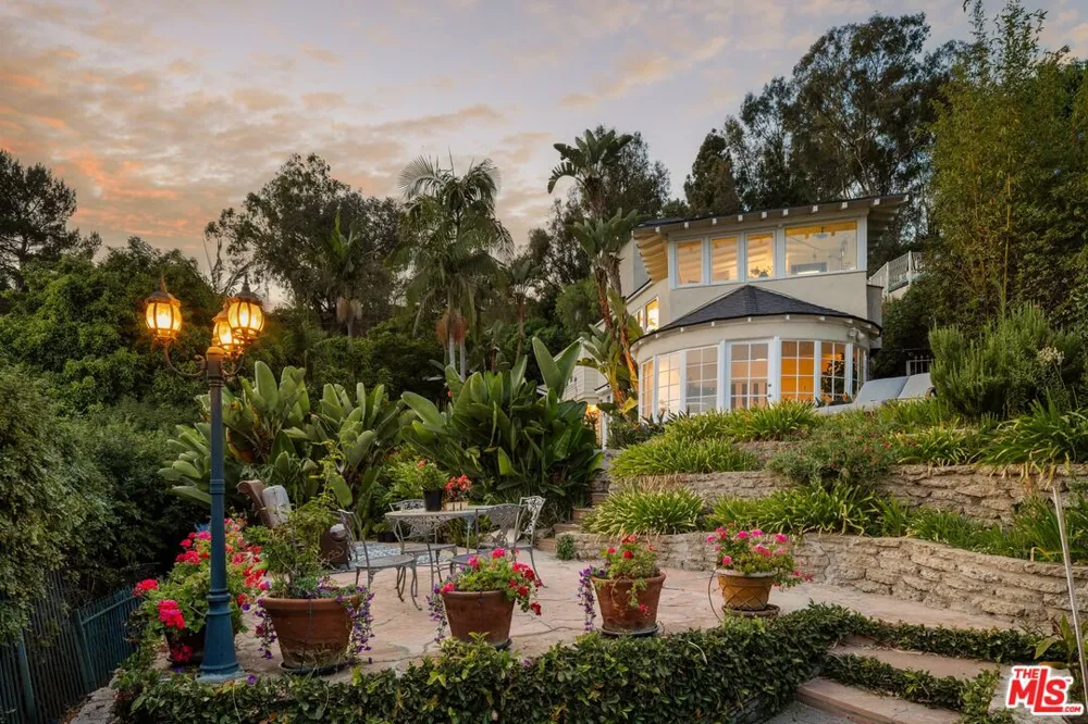 1454 Blueridge Drive Los Angeles, CA 90210