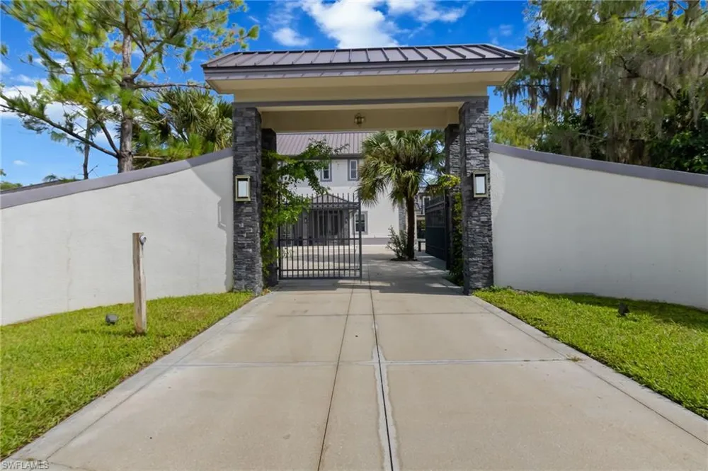 3585 33rd Avenue NE Naples, FL 34120