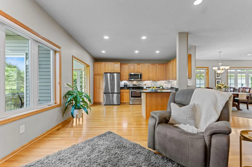 19110 Inndale Drive Lakeville, MN 55044