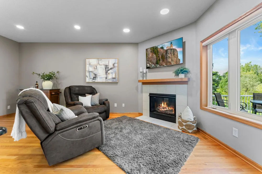 19110 Inndale Drive Lakeville, MN 55044