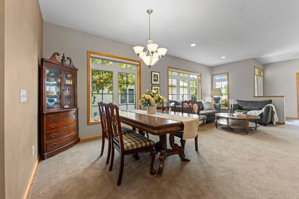 19110 Inndale Drive Lakeville, MN 55044