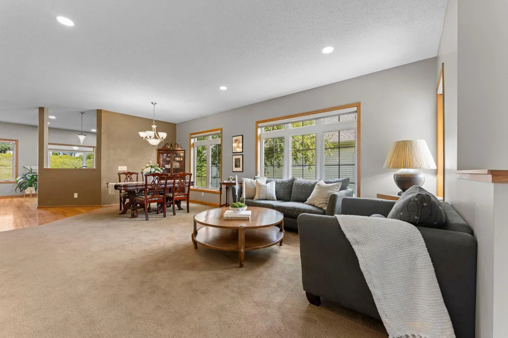 19110 Inndale Drive Lakeville, MN 55044