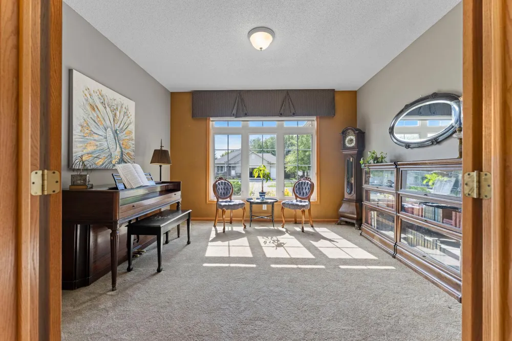 19110 Inndale Drive Lakeville, MN 55044