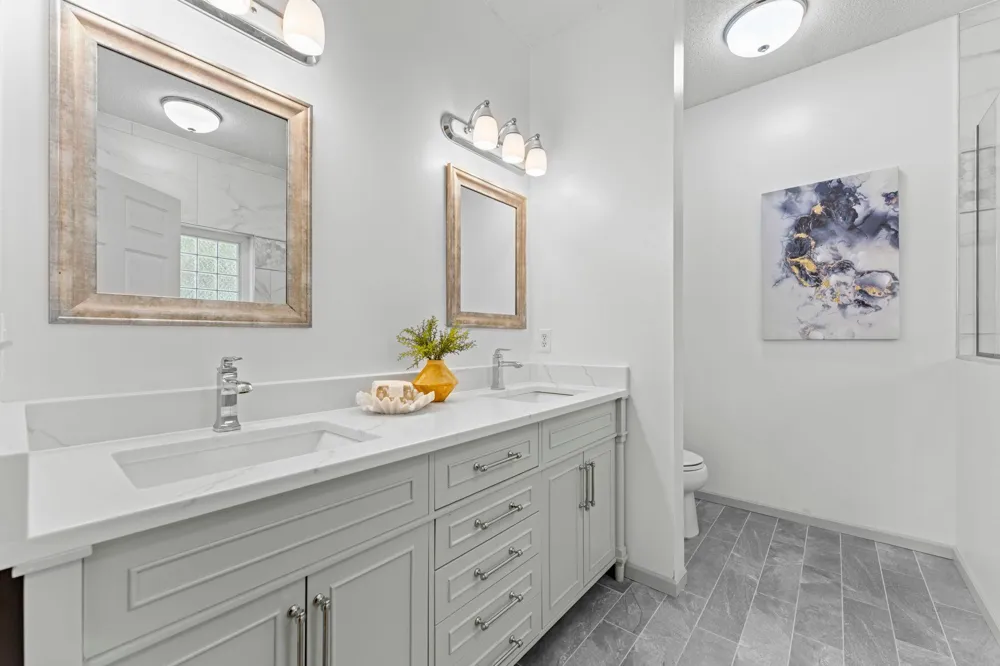 19110 Inndale Drive Lakeville, MN 55044