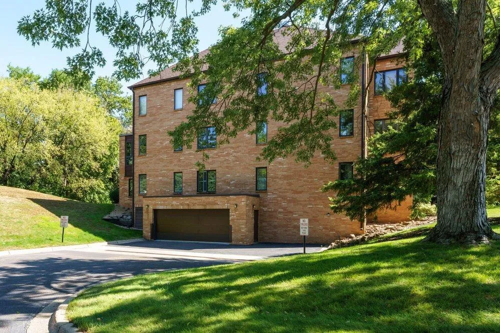 1830 Eagle Ridge Drive #1009 Mendota Heights, MN 55118