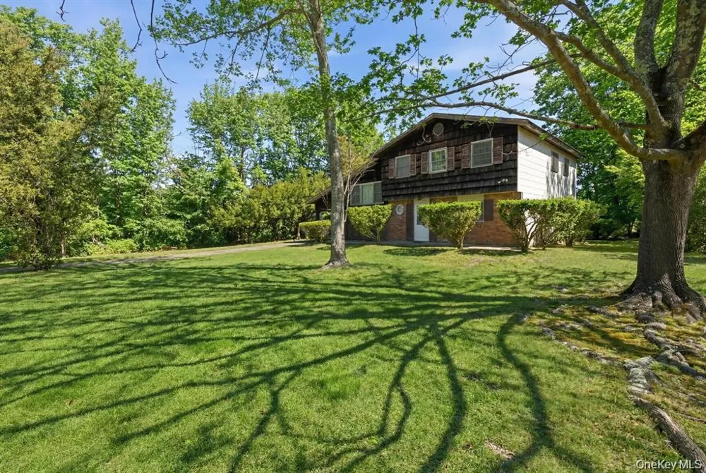 43 Village Lane Hauppauge, NY 11788