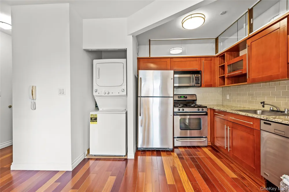 30-85 Vernon Boulevard #6E Astoria, NY 11102