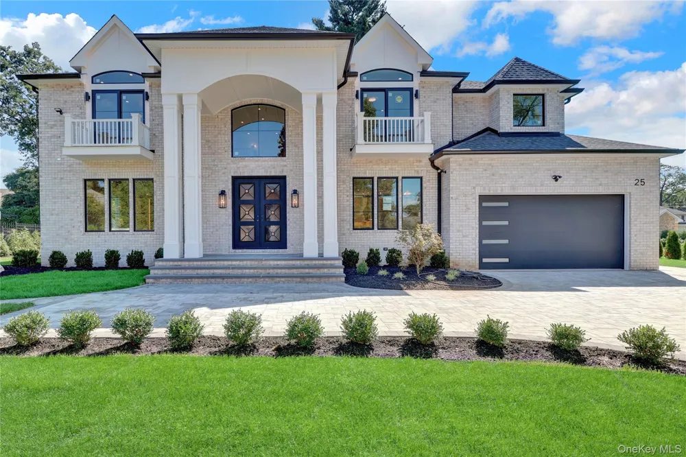 25 Hemlock Lane Roslyn Heights, NY 11577
