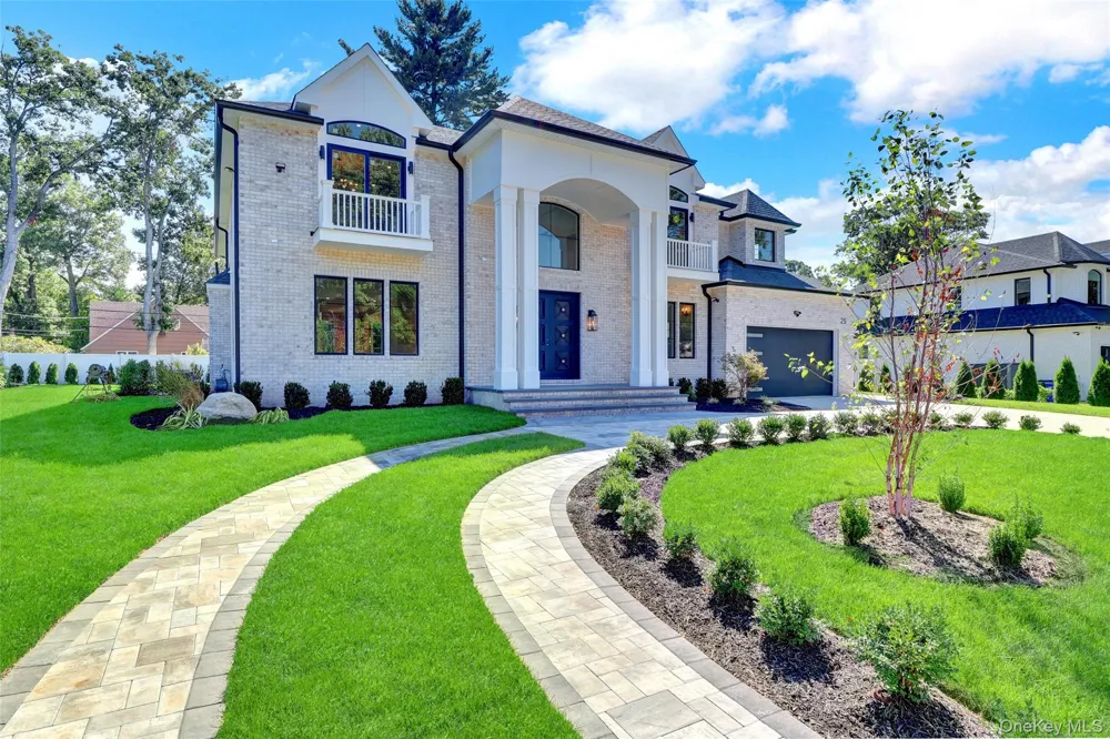 25 Hemlock Lane Roslyn Heights, NY 11577