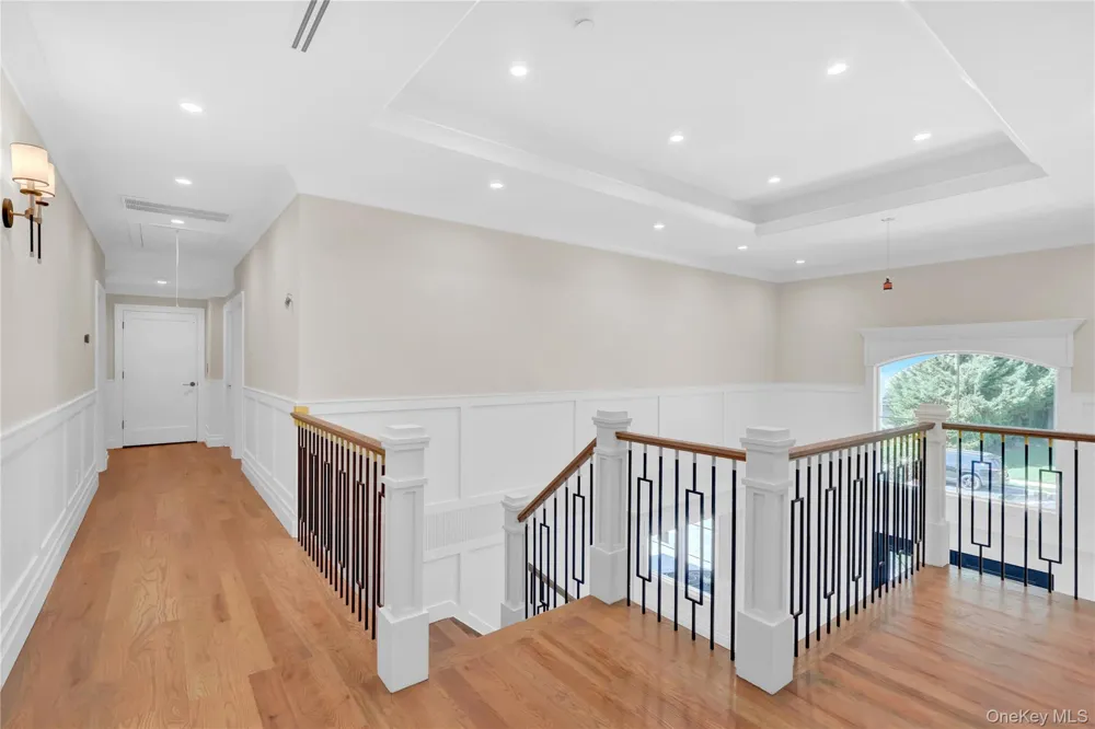 25 Hemlock Lane Roslyn Heights, NY 11577