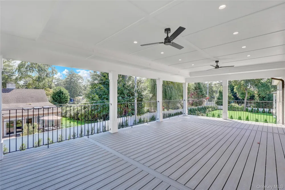 25 Hemlock Lane Roslyn Heights, NY 11577