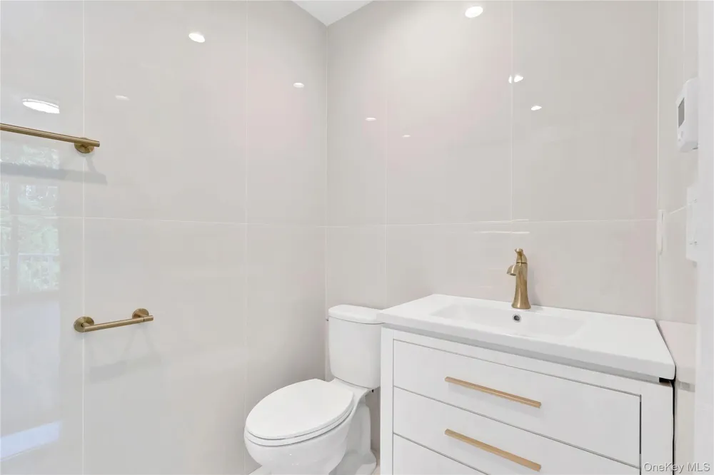 25 Hemlock Lane Roslyn Heights, NY 11577