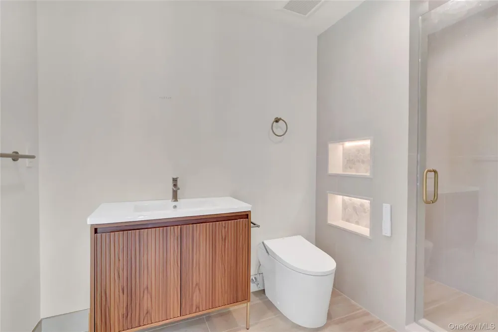25 Hemlock Lane Roslyn Heights, NY 11577