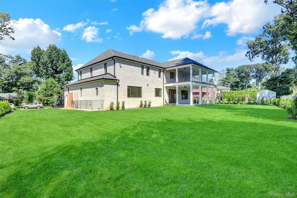 25 Hemlock Lane Roslyn Heights, NY 11577