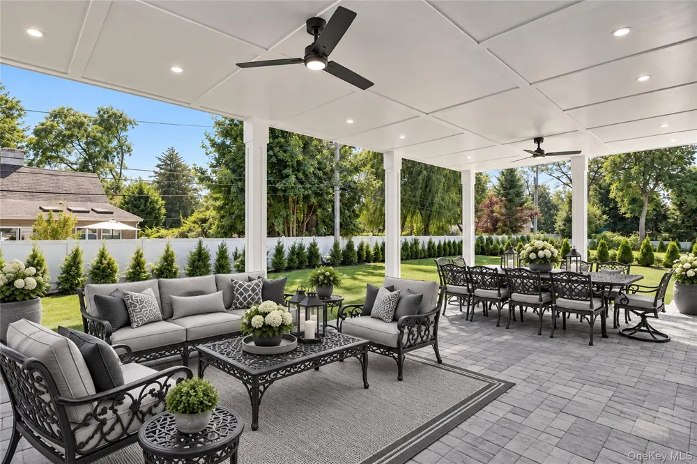 25 Hemlock Lane Roslyn Heights, NY 11577
