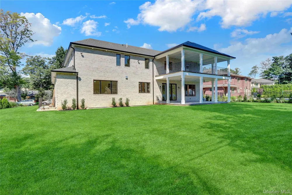 25 Hemlock Lane Roslyn Heights, NY 11577