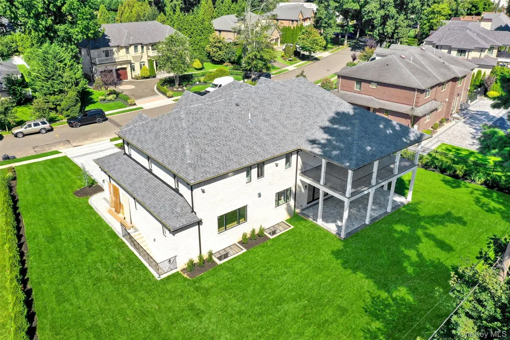 25 Hemlock Lane Roslyn Heights, NY 11577