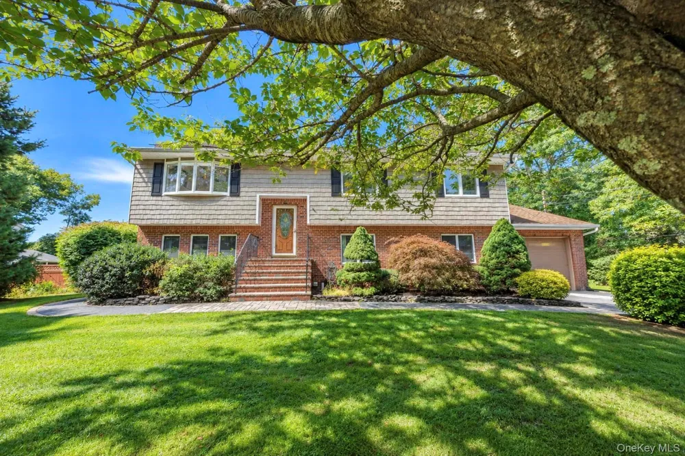137 Ridgewood Avenue Farmingville, NY 11738