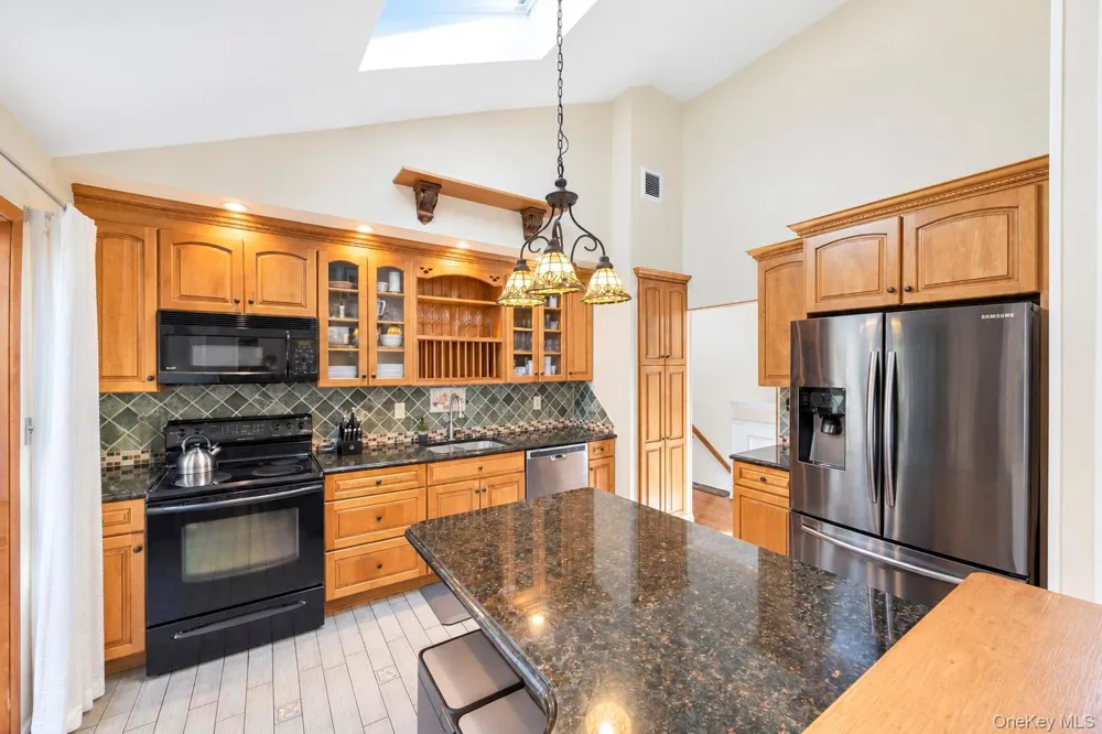 137 Ridgewood Avenue Farmingville, NY 11738
