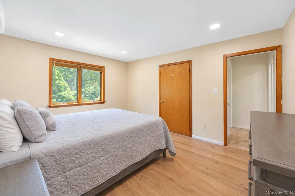 137 Ridgewood Avenue Farmingville, NY 11738