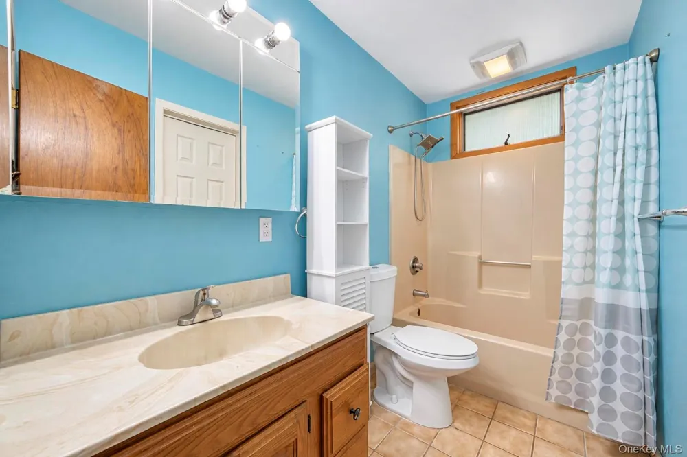 137 Ridgewood Avenue Farmingville, NY 11738