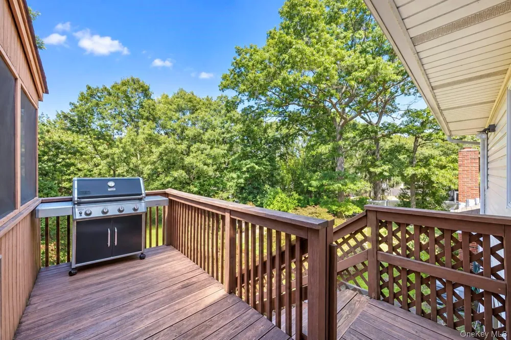 137 Ridgewood Avenue Farmingville, NY 11738