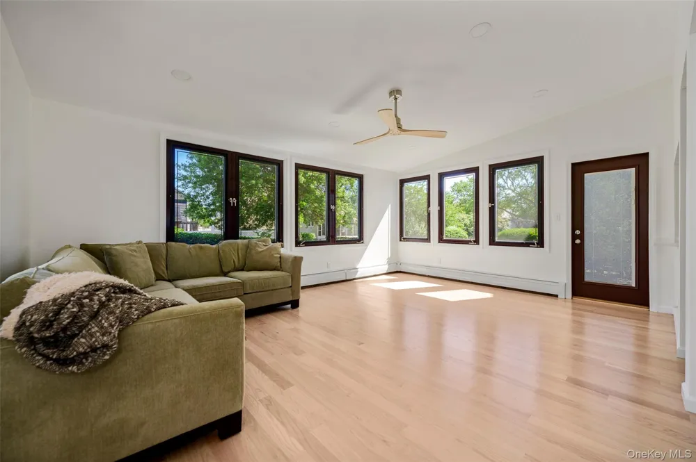 190 W Waukena Avenue Oceanside, NY 11572