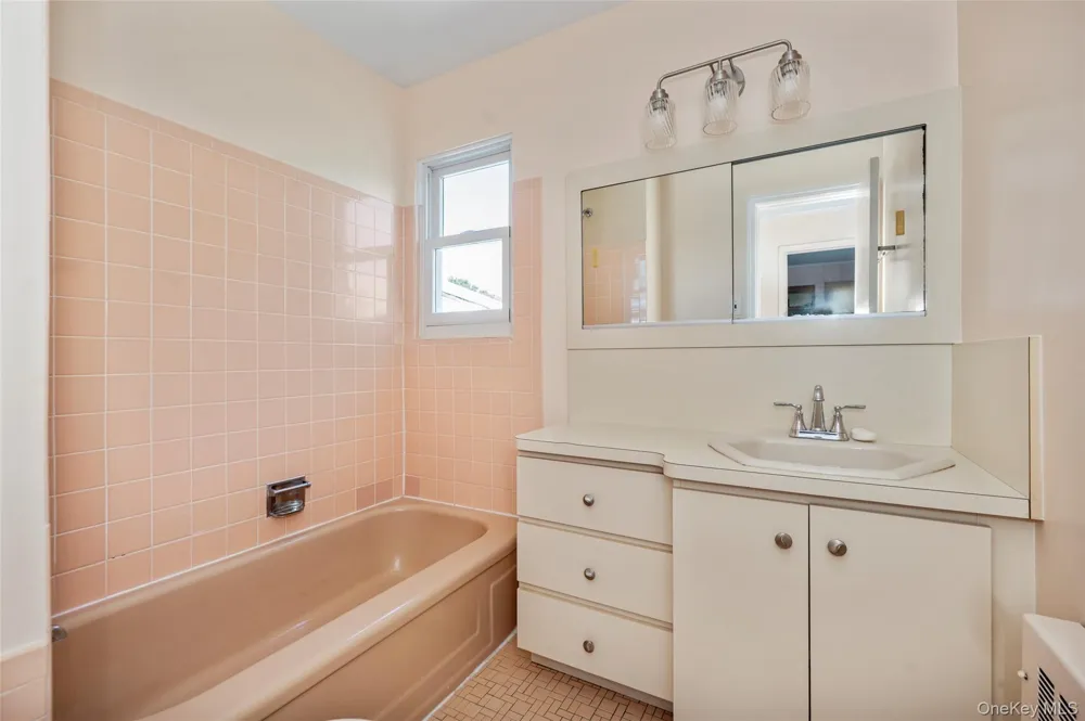 190 W Waukena Avenue Oceanside, NY 11572