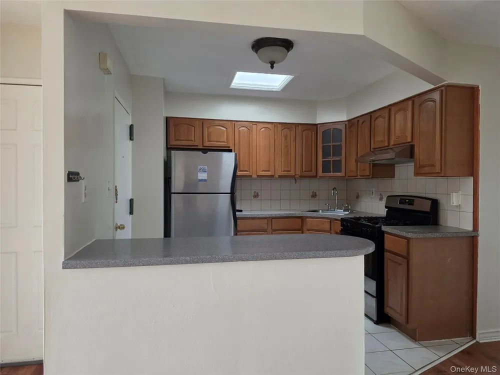 61-25 75th Street #2Fl Middle Village, NY 11379