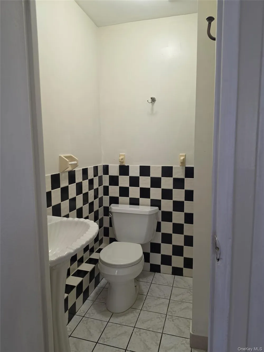 61-25 75th Street #2Fl Middle Village, NY 11379