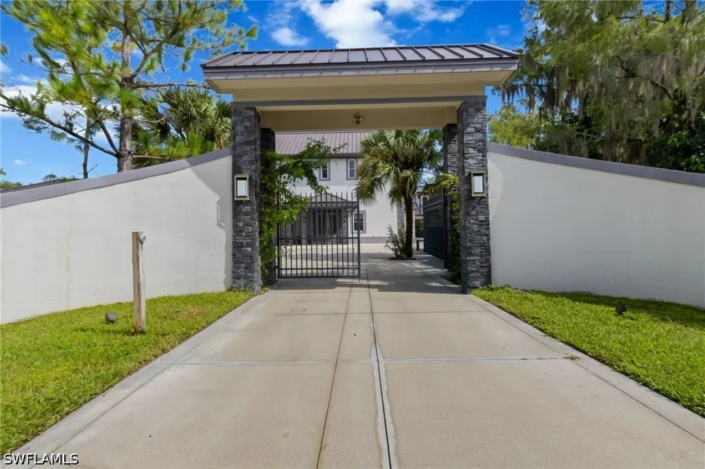 33rd Avenue NE Naples, FL 34120