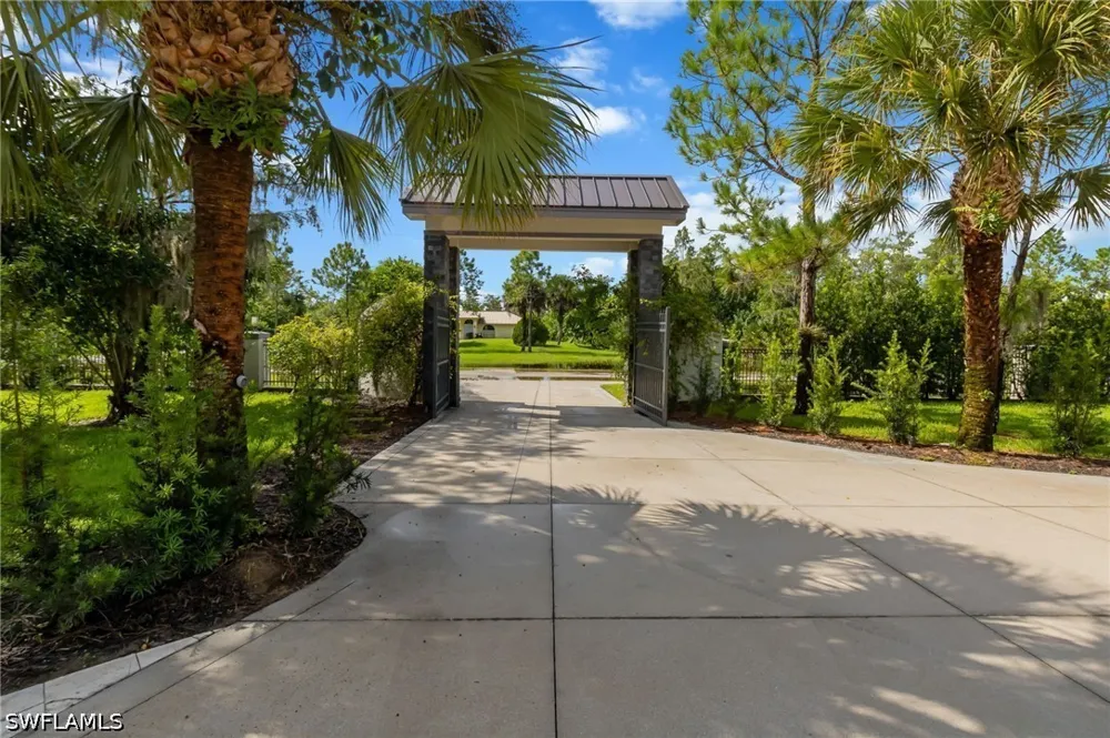 33rd Avenue NE Naples, FL 34120