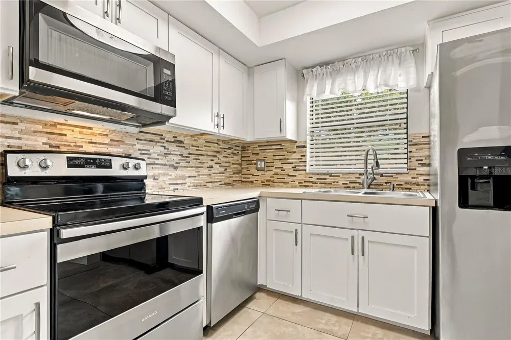 260 MICHAELS CIRCLE Oldsmar, FL 34677