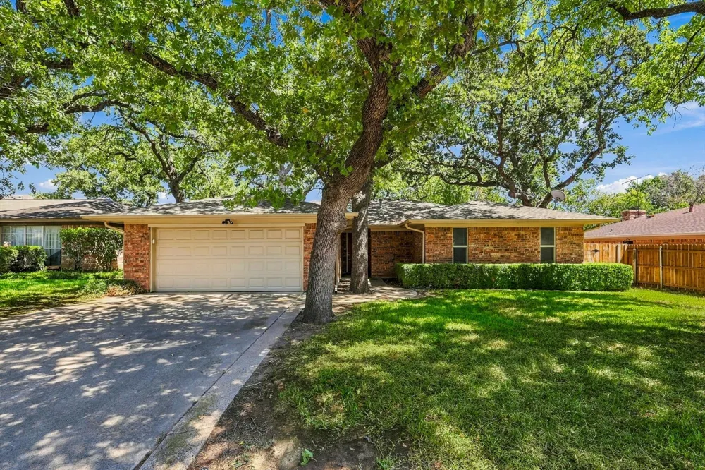 2724 Meadow Green Bedford, TX 76021